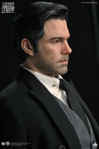 Justice League Soška 1/4 Bruce Wayne (Ben Affleck) 51 cm Queen Studios